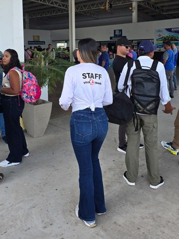 Staff de Viva Travel acompañando pasajeros durante abordaje de ferry