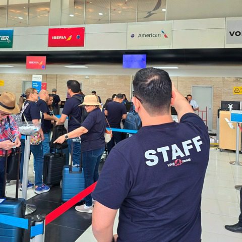 Staff de Viva Travel coordinando un grupo en aeropuerto