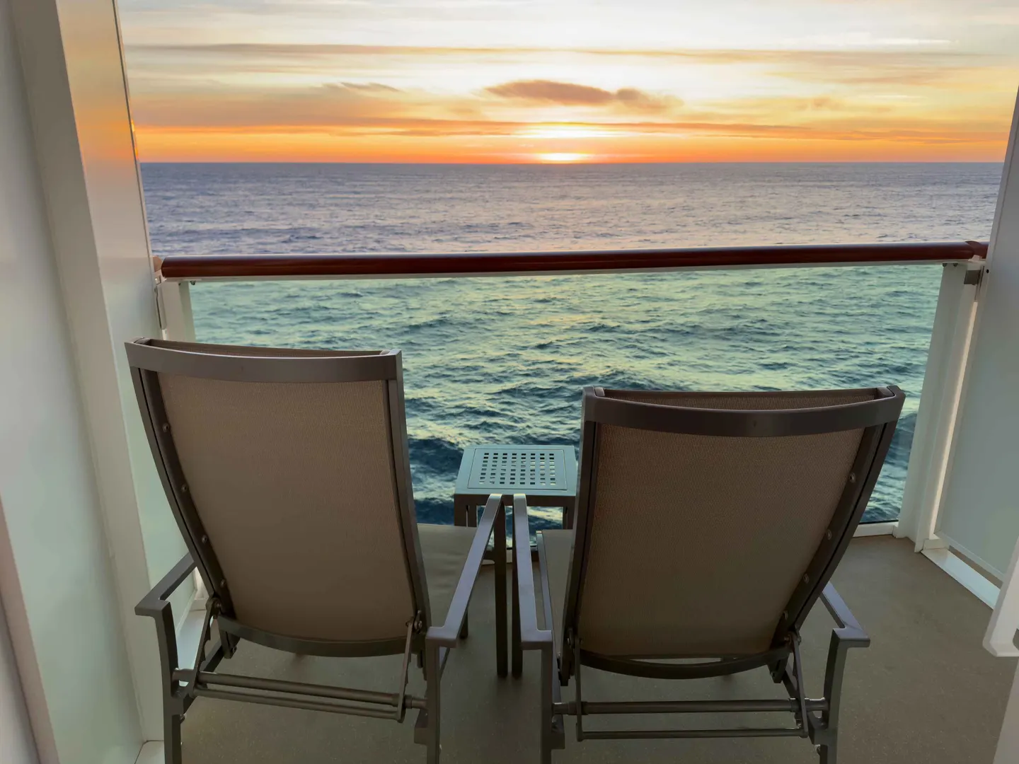 Camarote de crucero con balcón privado y vista al mar