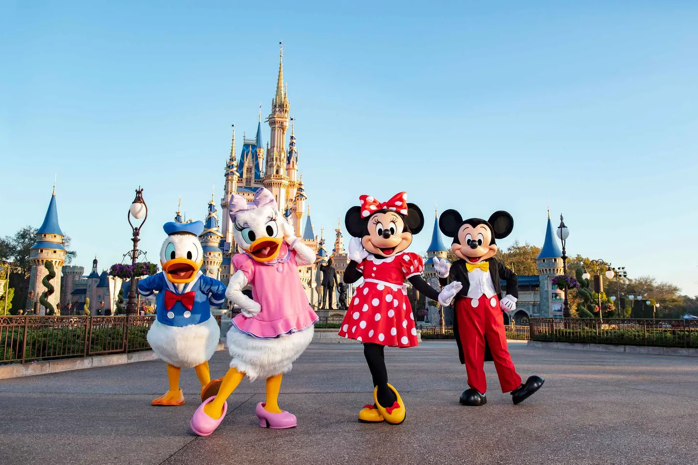 Mickey Mouse y el Pato Donald saludando en Disney World