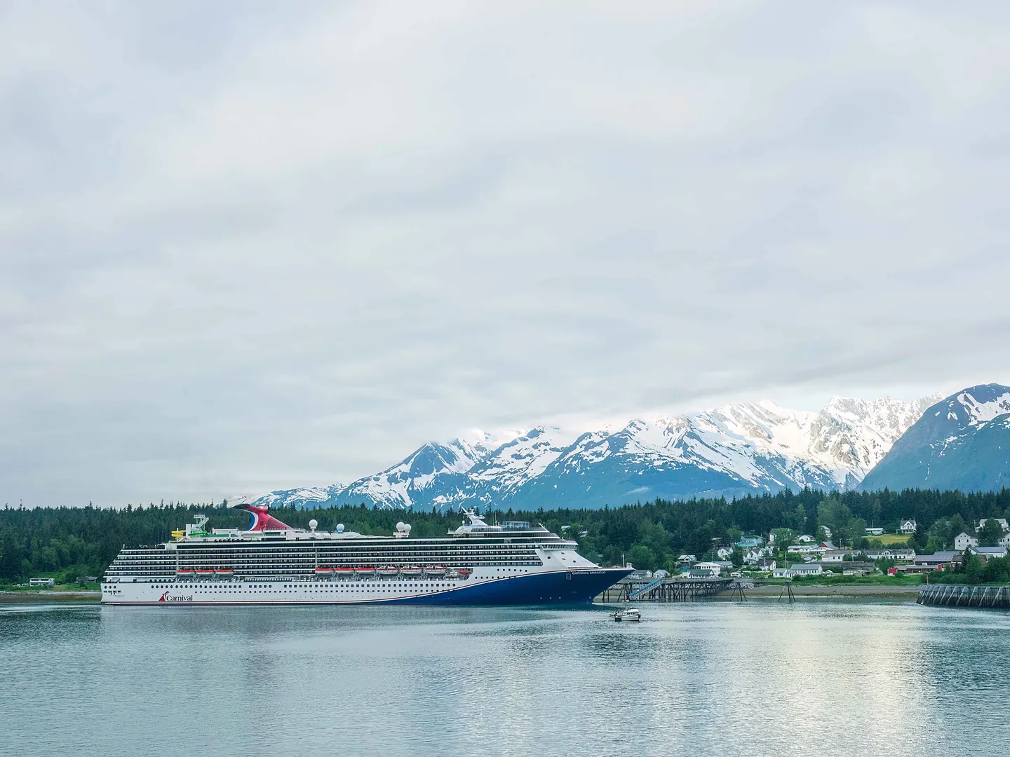Crucero de Carnival navegando un fiordo de Alaska con montañas nevadas