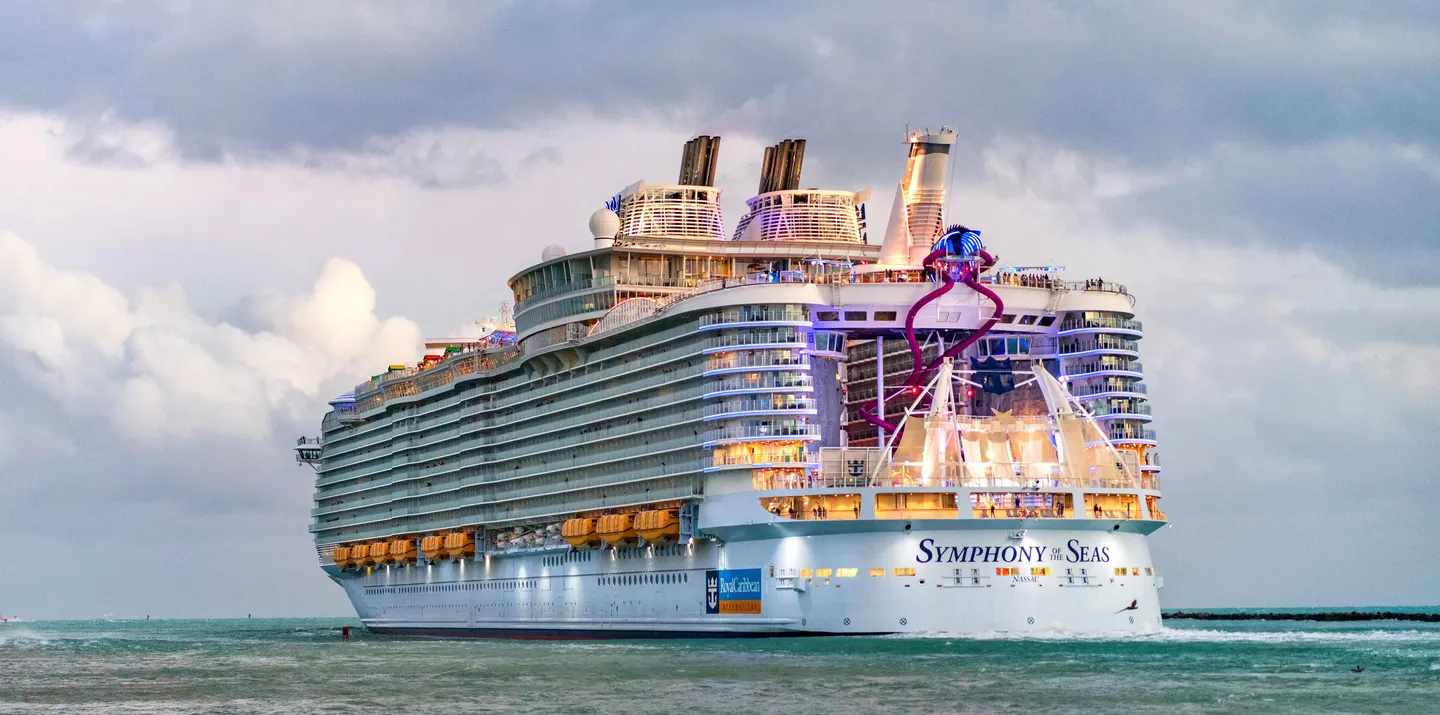 Barco Symphony of the Seas de Royal Caribbean navegando en altamar