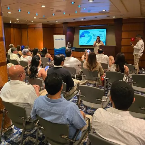 Convención corporativa durante crucero coordinado por Viva Travel