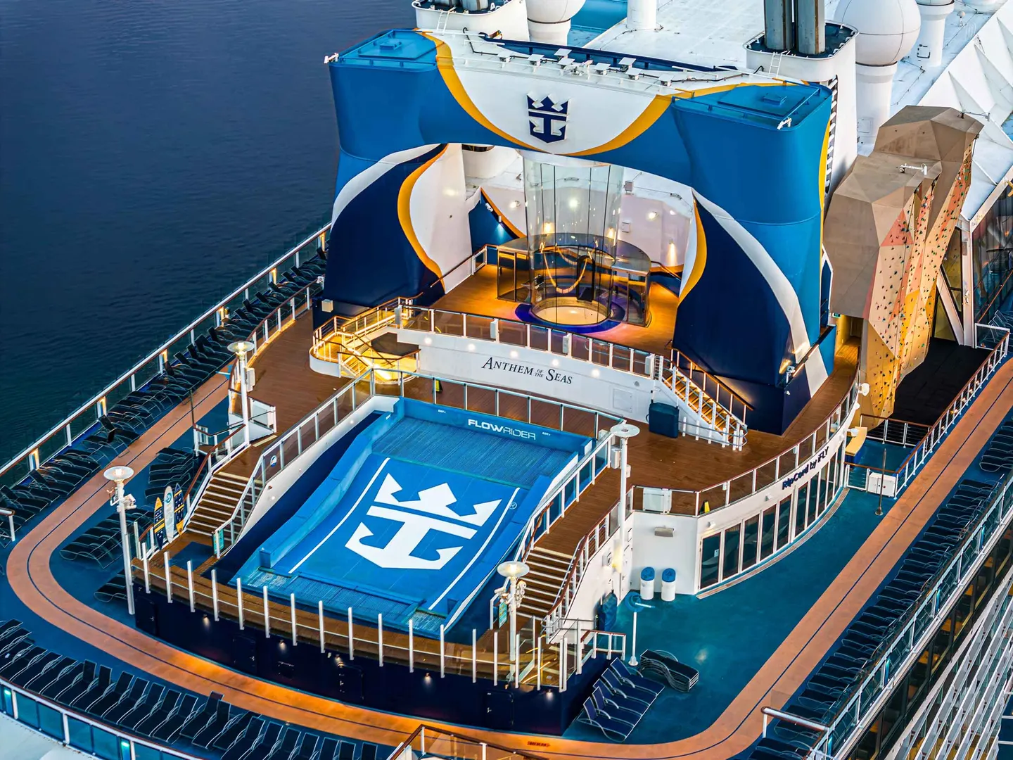 Cubierta de actividades del Anthem of the Seas con toboganes y piscinas