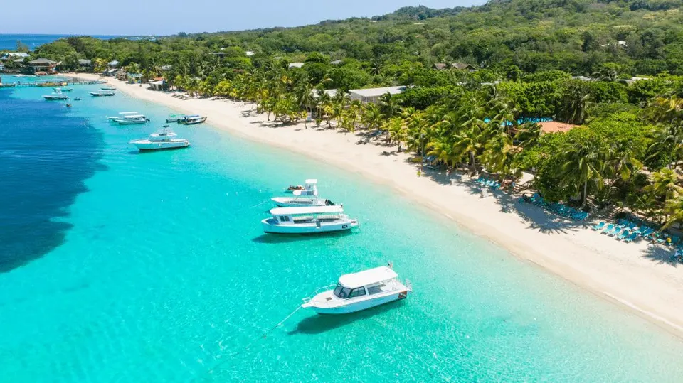 Playa de Roatán, Honduras, al atardecer