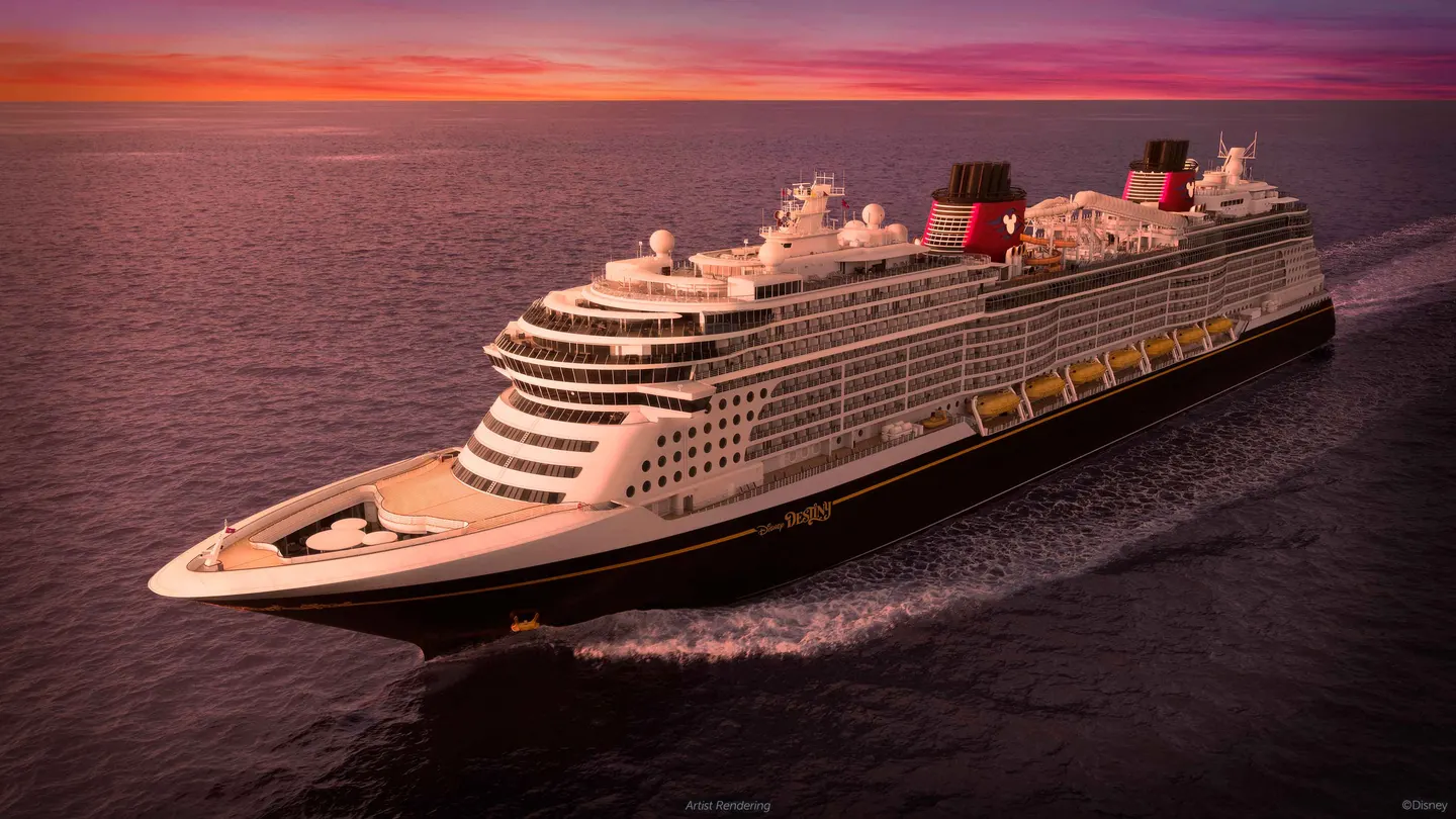 Crucero de Disney navegando en mar abierto